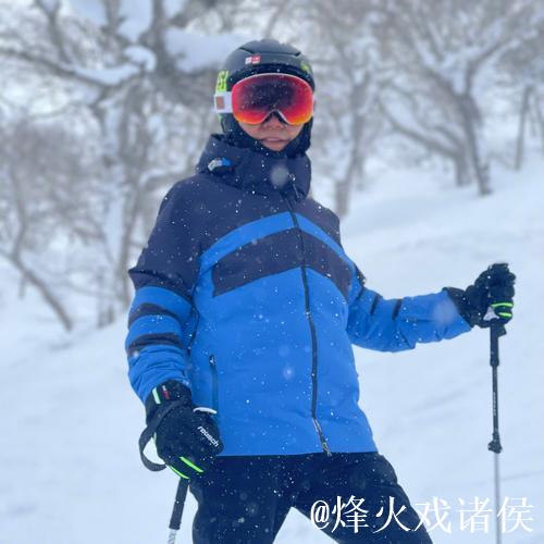 滑雪发烧友感叹刷卡如滑雪，钱包空了笑容还在